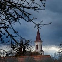 16.3. pohled na věž kostela z parku u ZŠ
