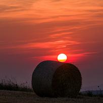 10.8. západ slunce nad balíky