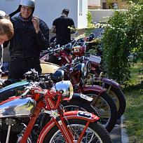 Sraz historických vozidel v Kolovči