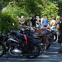 Sraz historických vozidel v Kolovči