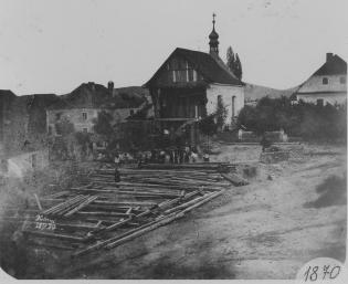 Přestavba kostela v Kolovči, fotografie z r. 1870, je zároveň nejstarší fotografií z městečka