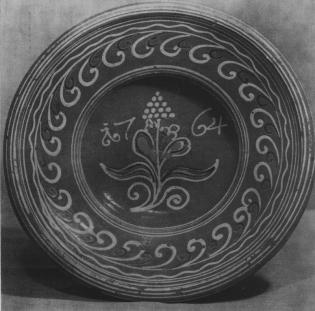 Jeden z dochovaných mistrovských kusů kolovečských hrnčířů, mísa datovaná do r. 1764
